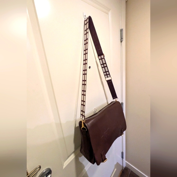 NWOT Blue Jays x Star Wars x Toys R Us Faux Leather Satchel with Chewbacca Strap - Picture 3 of 7